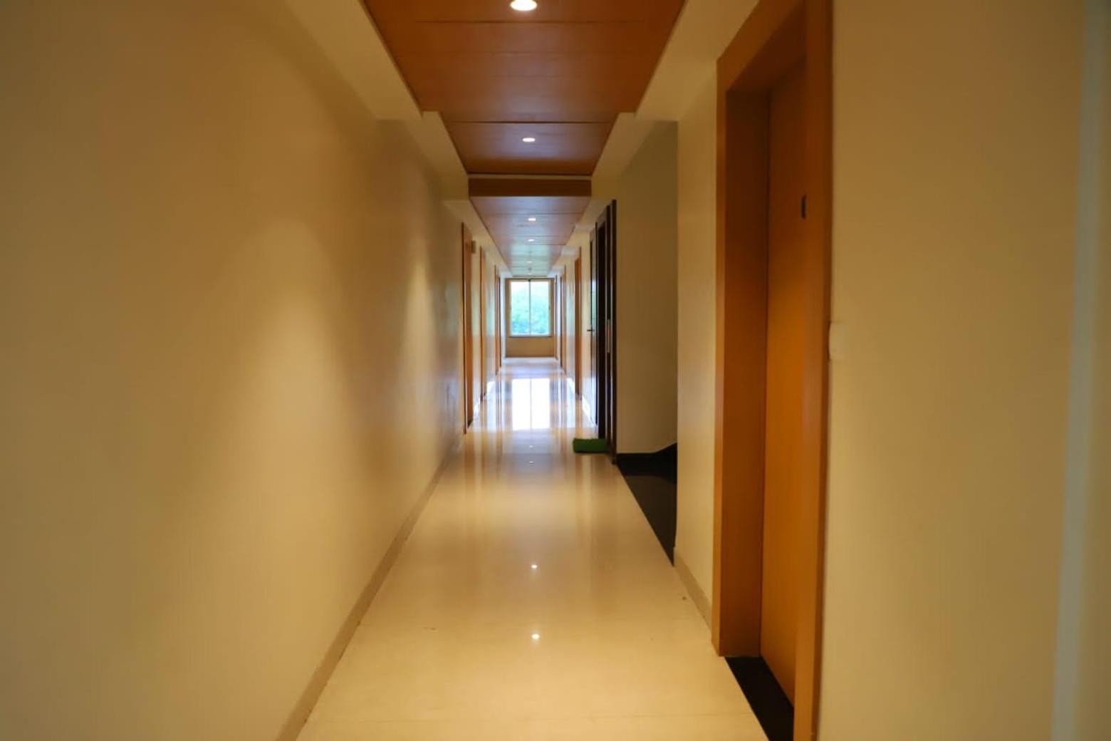 Ananda Castle Hotel Vrindavan Exterior photo