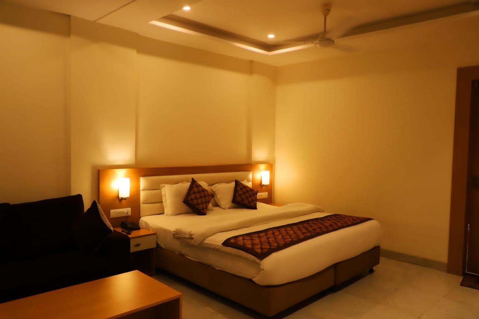 Ananda Castle Hotel Vrindavan Exterior photo